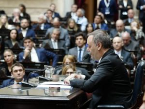 Manuel Adorni defendió su viaje con su esposa y dijo que la Justicia no halló ningún delito