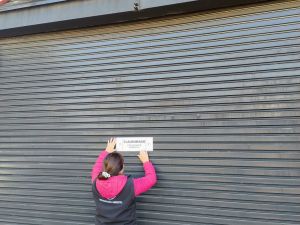 Clausuran una mueblería y una gomería por arrojar residuos en la vía pública en Alta Córdoba y en Villa Revol