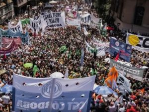 Marcha de trabajadores y gremios estatales en la antesala del Día del Trabajador
