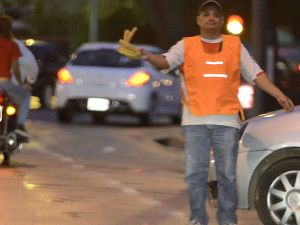 Promulgaron la ley que prohíbe cuidacoches ilegales y limpiavidrios en la provincia