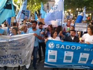 Docentes cordobeses se movilizan con antorchas en medio de la tensión salarial