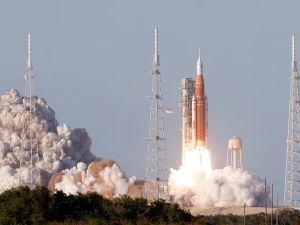 La misión Artemis II despegó con éxito rumbo a la Luna desde Cabo Cañaveral