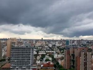 Clima en Córdoba: lunes fresco, con lloviznas en las primeras horas y mejoras hacia la tarde
