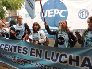 Caos y violencia en la asamblea docente: enfrentamientos y gases en la sede de la UEPC
