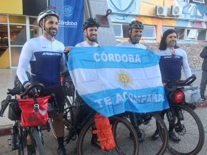 Travesía en dos ruedas: recorrerán 7.500 kilómetros en bici rumbo al Mundial