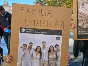 Protesta de damnificados por Márquez y Asociados frente a Tribunales en Córdoba