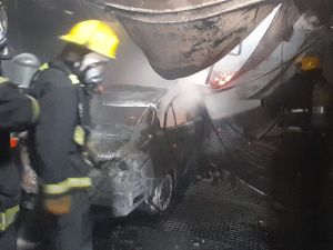 Incendio en taller de barrio Las Palmas: un auto quedó destruido y seis empleados asistidos