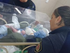 Mujeres policías asistieron un parto de urgencia y lograron salvar a un recién nacido
