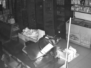 Un ladrón forzó un candado y robó en una fiambrería en tiempo récord