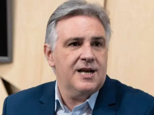 Llaryora defendió la educación pública y criticó el ajuste universitario del Gobierno nacional