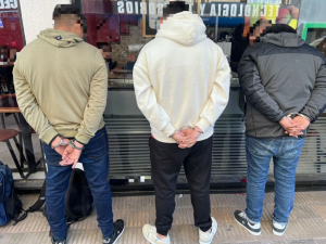 Detuvieron a tres hombres con elementos para romper vidrios de autos en el centro