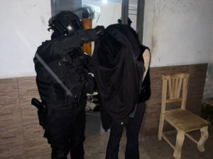 Detuvieron a una mujer y desbarataron un punto de venta de drogas tras un allanamiento