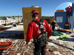 Rescataron a un hombre que cayó desde la terraza de su casa en barrio Chateau