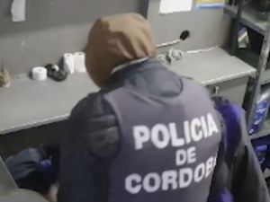 Robo en una estación de servicio: se hizo pasar por policía, ató a un playero y escapó