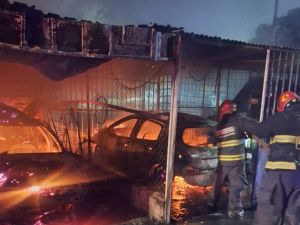 Voraz incendio en un merendero de barrio SEP: destruyó vehículos y causó importantes daños