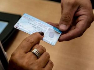 Escándalo en Córdoba: detienen a un empleado municipal por vender carnets falsos