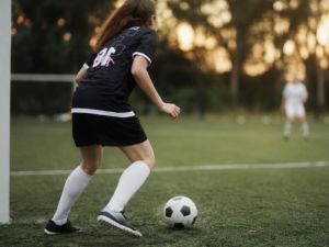 Córdoba busca una familia para Celeste, una joven que sueña con el arte y el fútbol