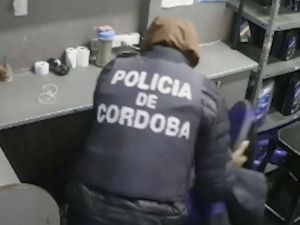 Disfrazado de policía asaltó a un playero y lo dejó atado en una estación de Córdoba