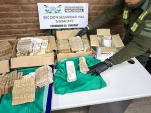 Gendarmería incautó más de 56 millones de pesos ocultos en un camión en Sinsacate