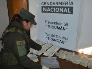 Gendarmes secuestran casi 160 millones de pesos ocultos en un colectivo