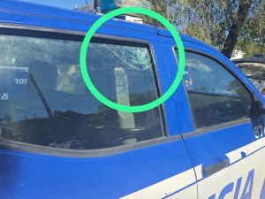 Detuvieron a un “naranjita” tras romper a golpes el vidrio de un patrullero policial