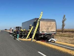 Rescatan a un camionero tras un grave choque por alcance en la autopista Córdoba-Rosario