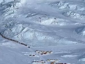 Récord en el Monte Everest: 274 escaladores llegaron a la cima en un solo día