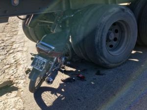 Un motociclista terminó debajo de un camión y se salvó de milagro en Córdoba
