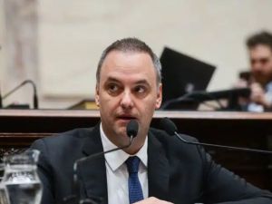 Piden la detención de Manuel Adorni en una causa por posible entorpecimiento judicial