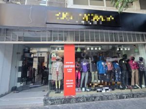 Detuvieron a un hombre tras romper la puerta de un local y robar mercadería