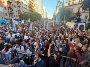 Masiva marcha universitaria en Córdoba por presupuesto y mejoras salariales docentes