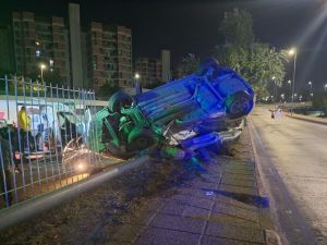 Un auto volcó tras impactar contra el Ministerio de Ciencia y Tecnología