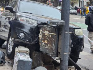 Una camioneta terminó sobre la vereda y el conductor sobrevivió