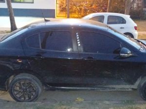 Detuvieron a tres adolescentes acusados de robarle el auto a una conductora de viajes