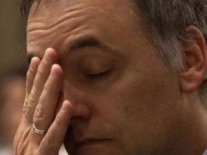 Comodoro Py: arribó el hijo de una de las jubiladas acreedoras de Manuel Adorni y declarará como testigo en la causa
