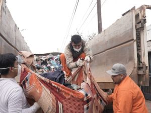 Alto Alberdi: retiraron 38 toneladas de basura y objetos acumulados de una vivienda colapsada