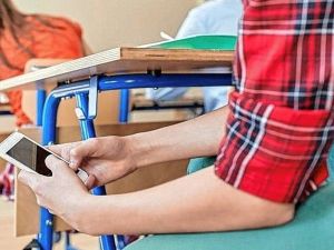 Escuelas municipales sin celulares: el debate que viene por el uso de dispositivos en las aulas