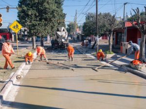 Avanza la reparación con hormigón en avenida Alfonsina Storni en Parque Liceo