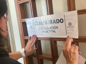 Clausura a un consultorio por mala disposición de residuos patógenos en la vía publica