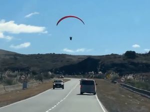 Susto en Altas Cumbres: un parapente aterrizó muy cerca de los autos en circulación