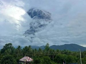 Erupción del volcán Dukono en Indonesia: al menos tres muertos y temen más víctimas