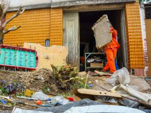 Retiran 805 toneladas de basura de una casa en barrio Alberdi tras denuncia de vecinos