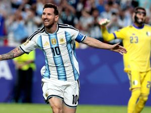 Messi brilló con un hat-trick: Argentina goleó 3-0 a Argelia en su debut mundialista