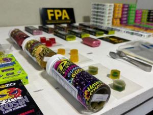 Arroyito: detienen a un joven y secuestran vapers y golosinas con THC en barrio Xanaes