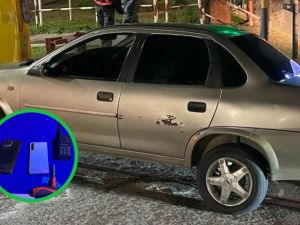 Cámaras del 911 atraparon a dos hombres robando elementos de un auto en El Refugio