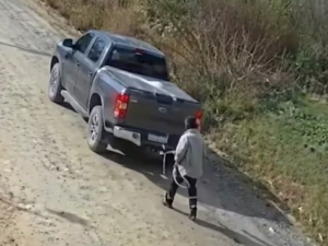 “Esto le hago a las ratas”: buscó al ladrón, lo ató a su camioneta y lo arrastró