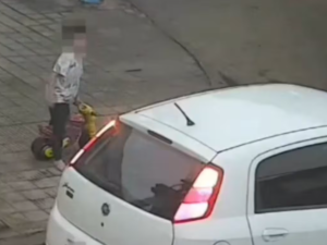 Encontraron a un niño deambulando solo en la calle y fue resguardado por la Policía