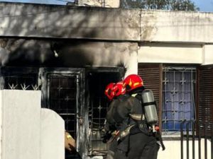 Incendio en barrio Parque Don Bosco: bomberos evitaron que las llamas se propagaran y rescataron una mascota