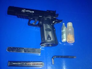 Detenido en un barrio privado por fingir ser policía y portar una réplica de arma