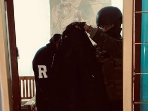 Detuvieron a un hombre que vendía drogas en un local comercial de Colonia Caroya